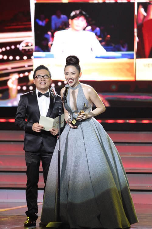 Tóc Tiên hở bạo trên sóng truyền hình - 4