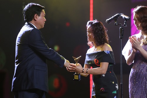 Bí thư Thăng trao giải tại VTV Awards - 3