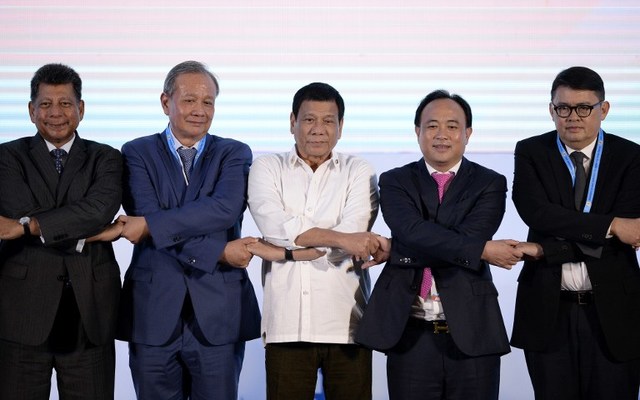 Lạc lõng ở hội nghị ASEAN, ông Duterte lần đầu mặc vest - 1