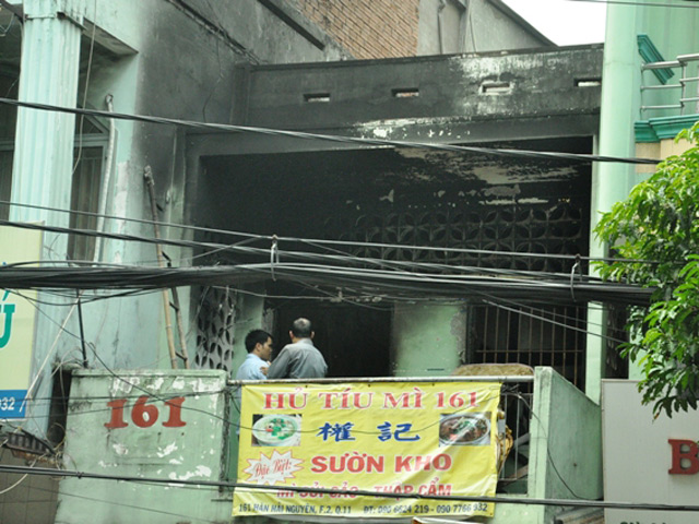 Cô gái lao mình khỏi “biển lửa”, quần áo cháy rụi - 3