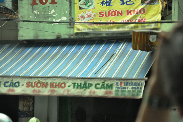 Cô gái lao mình khỏi “biển lửa”, quần áo cháy rụi - 2