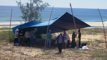 Hãi hùng, phát hiện thi thể mất đầu trôi trên biển - 1