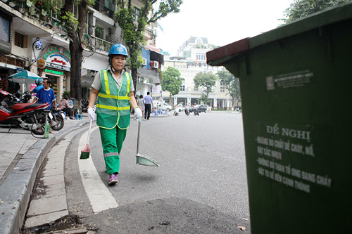 Rác thải phố đi bộ HN: Mỗi công nhân gom 4 tấn rác một đêm - 1