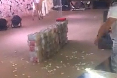 TQ: Chú rể chịu chơi tặng cô dâu 21 tỷ ngay tại lễ cưới - 2