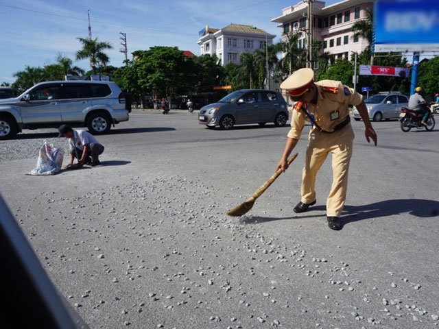 Trung úy CSGT &#34;phơi mình&#34; quét đá rơi giữa trưa nắng - 4