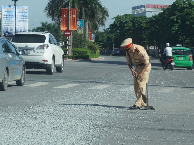 Trung úy CSGT &#34;phơi mình&#34; quét đá rơi giữa trưa nắng - 2