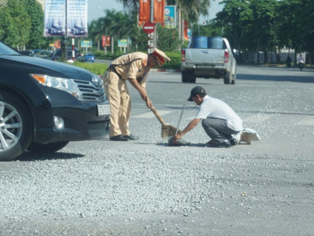 Trung úy CSGT &#34;phơi mình&#34; quét đá rơi giữa trưa nắng - 3