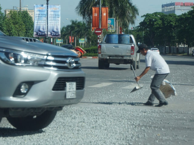 Trung úy CSGT &#34;phơi mình&#34; quét đá rơi giữa trưa nắng - 6