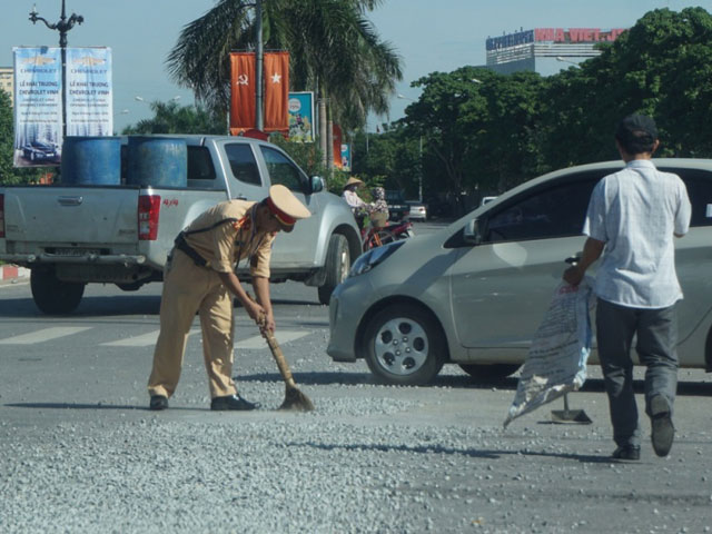 Trung úy CSGT &#34;phơi mình&#34; quét đá rơi giữa trưa nắng - 5