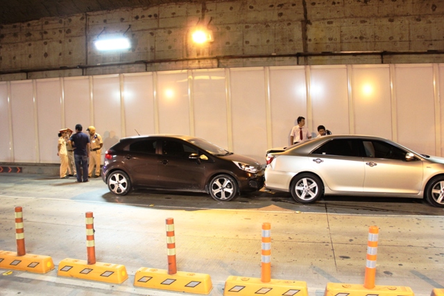 3 ô tô đâm nhau trong hầm vượt sông Sài Gòn - 1