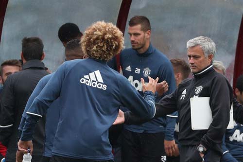 MU: Fellaini hứa trả ơn Mourinho, Ibra đảm bảo có cúp - 1