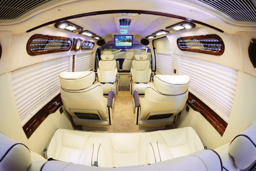 Dịch vụ vận chuyển hành khách cao cấp bằng xe Dcar Limousine - 1