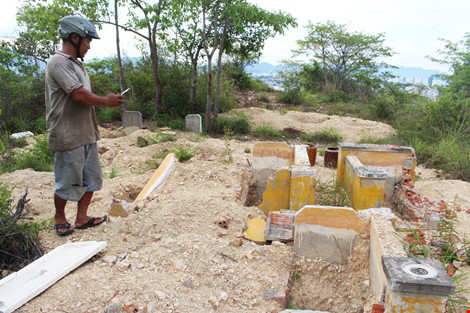 Cải táng 147 ngôi mộ bị dự án du lịch sinh thái đào phá - 1
