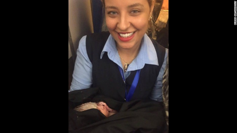 Em bé Libya sinh trên trời được cấp vé máy bay trọn đời - 1