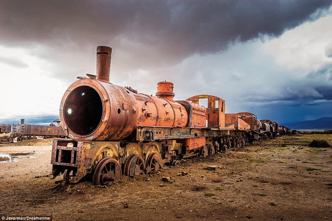 Sau khi ngành công nghiệp khai thác mỏ ở Bolivia sụp đổ, các tuyến đường sắt phục vụ ngành này rơi vào trình trạng hoang phế. Nhưng ngày nay, nhiều người đã trở lại nghĩa trang tàu Uyuni để ngắm nhìn những đoàn tàu rỉ sét.