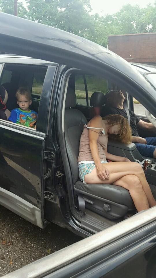 Mỹ: Phẫn nộ bức ảnh bố mẹ phê thuốc, mặc con sau ô tô - 1