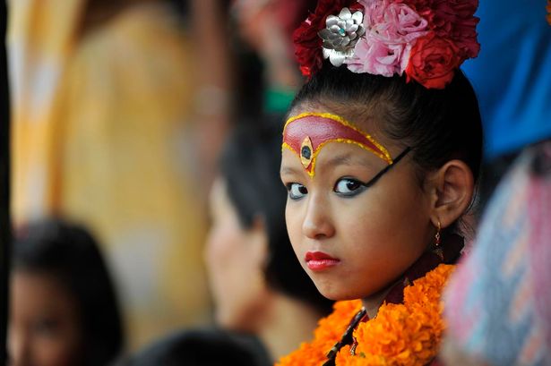 Nepal: Tôn bé gái 7 tuổi làm nữ thần vì có giọng như vịt - 1