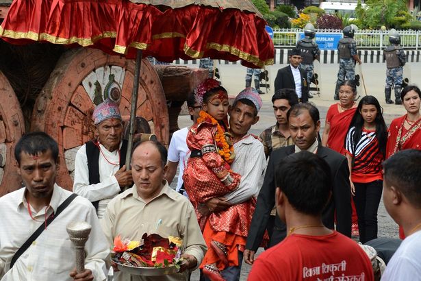 Nepal: Tôn bé gái 7 tuổi làm nữ thần vì có giọng như vịt - 2