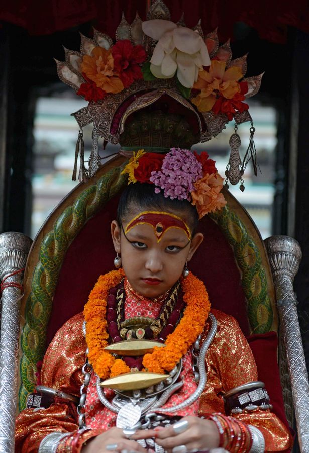 Nepal: Tôn bé gái 7 tuổi làm nữ thần vì có giọng như vịt - 4