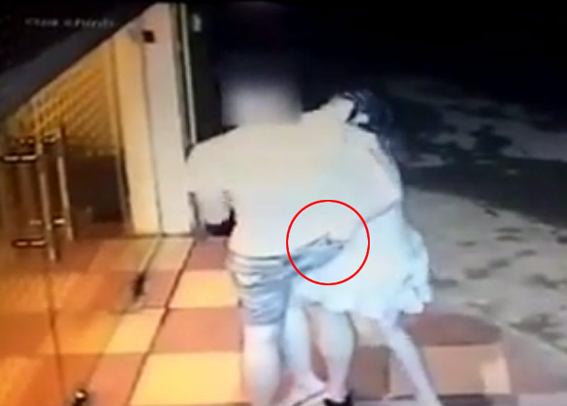 Clip: Cô gái áp sát chàng trai, gạ tình rồi móc ví - 1