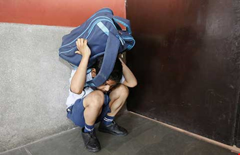 Bắt học sinh uống... nước tiểu của thầy giáo - 1