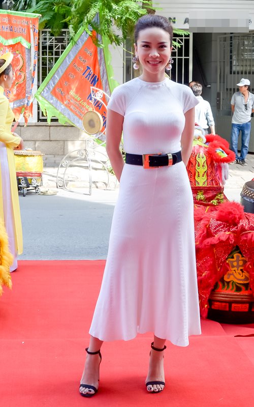 Thu Thủy khoe eo thon chuẩn "gái một con" - 4