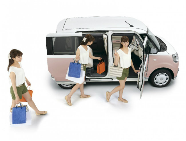 Trong nỗ lực cuốn hút đối tượng khách hàng nữ, Daihatsu đã chính thức phát hành mẫu xe Move Canbus có hình dạng của một chiếc minivan và kích cỡ gần tương đương như vậy. Xe đáp ứng được các tiêu chuẩn cần thiết và rất tiện nghi.