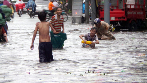 Người Sài Gòn rẽ sóng về nhà sau trận mưa như trút nước - 1