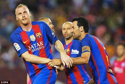 Barca thua sốc vì xoay vòng quá đà: Giá của tự mãn - 1