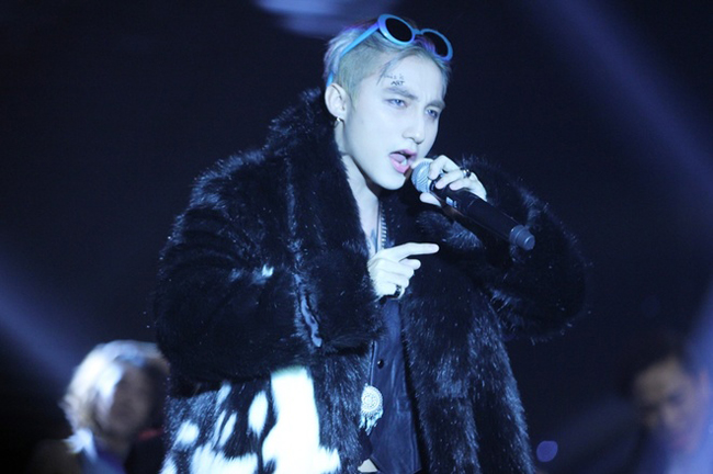 Sơn Tùng M-TP diện trang phục giống với G-Dragon tại chung kết The Face Việt Nam. Tuy nhiên, điểm nhấn của giọng ca “Chúng ta không thuộc về nhau” lại ở hình xăm “This is art” ở trên mắt phải.