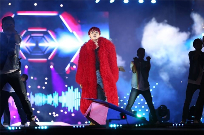 Ngoài “nhái” hình xăm, Sơn Tùng nổi tiếng là “bản sao hoàn hảo” của G-Dragon – trưởng nhóm Big Bang ở Việt Nam. Trong live show đầu tiên tổ chức hồi đầu tháng 12.2015, giọng ca Thái Bình đã khiến dân mạng dậy sóng vì để kiểu tóc và diện chiếc áo lông thú màu đỏ giống hệt trưởng nhóm Big Bang.