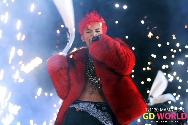 “Bản chính” G-Dragon diện áo lông “chất lừ” trên sân khấu lễ trao giải Mama Hong Kong 2012.