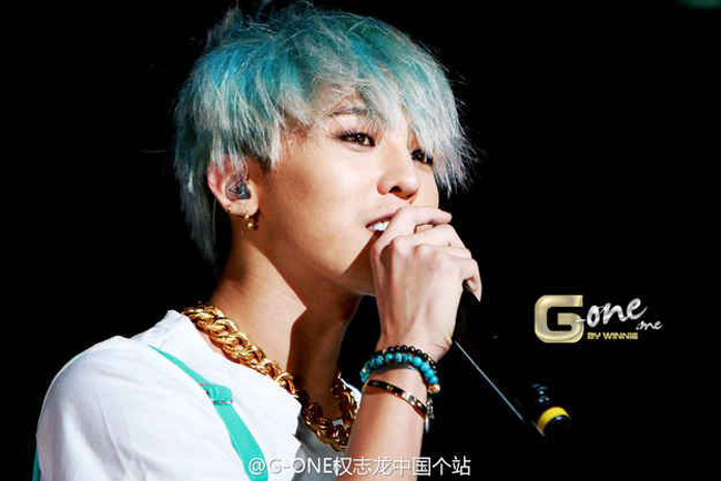 G-Dragon là một trong những ca sĩ trẻ nổi tiếng với bộ tóc bảy sắc cầu vồng. Lẽ dĩ nhiên, mái tóc xanh của Sơn Tùng cũng được “nhái” lại từ bản chính.