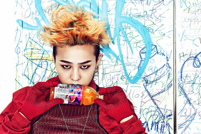 G-Dragon trẻ trung và nổi loạn với mái tóc màu cam. Ngoài ra, anh chàng còn có một bộ sưu tập các màu tóc khác như tím, hồng, đỏ...