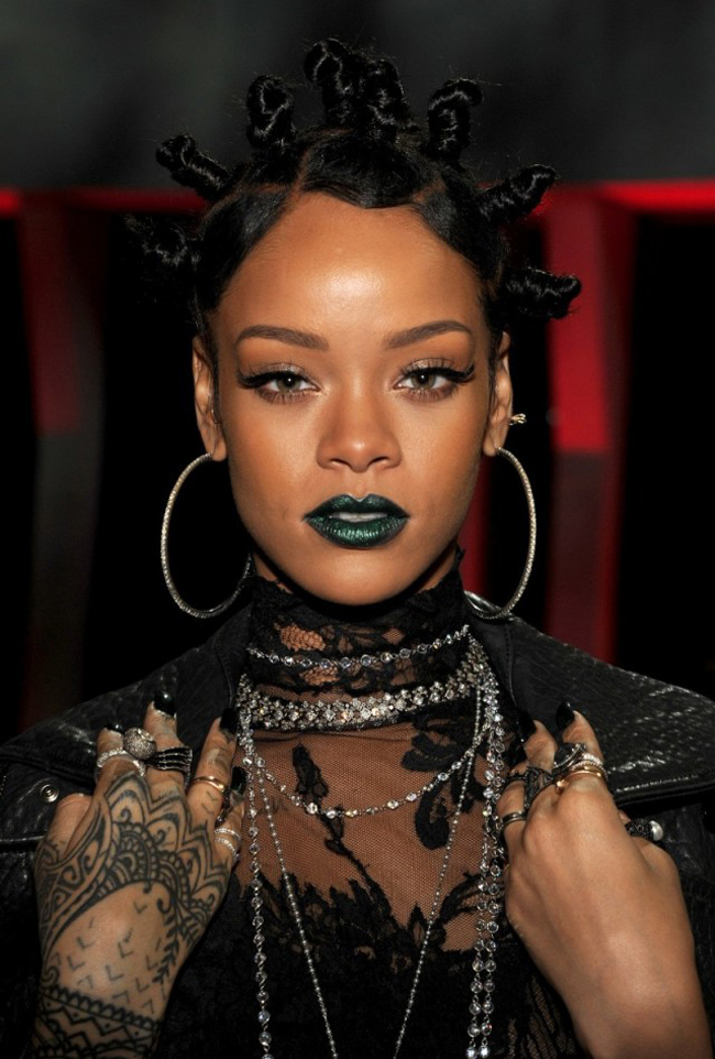 Ngoại trừ chiếc khuyên ở mũi, cách trang điểm, trang phục của Tóc Tiên đều giống hệt Rihanna.