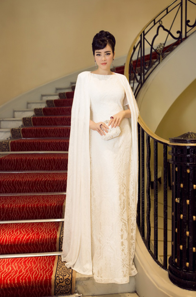 Lý Nhã Kỳ cũng là người đẹp yêu thích phong cách của Phạm Băng Băng. “Kiều nữ” họ Lý kiêu kỳ và sang trọng trên thảm đỏ LHP Cannes 2015.