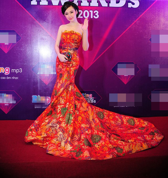 “Bà mẹ nhí” không ngại kết hợp nhiều mẫu váy mang âm hưởng dân tộc mà Phạm Băng Băng từng diện tại các mùa LHP Cannes khác nhau.