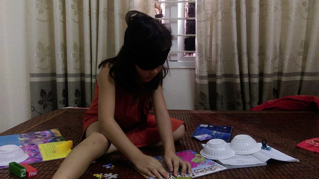 Cô bé “siêu nhân” bịt mắt đọc sách, phân biệt màu - 2