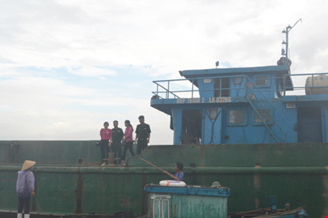 Bắt giữ tàu đổ chất thải "lạ" xuống biển Thanh Hóa, Nghệ An - 1