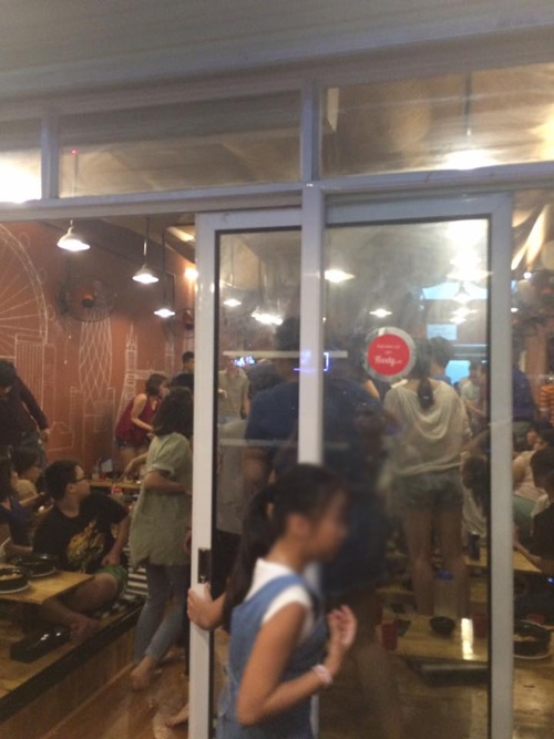 Vì nhìn đểu, hai cô gái ném bay đĩa trong quán mỳ cay - 2