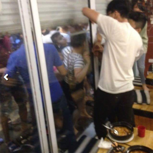 Vì nhìn đểu, hai cô gái ném bay đĩa trong quán mỳ cay - 3