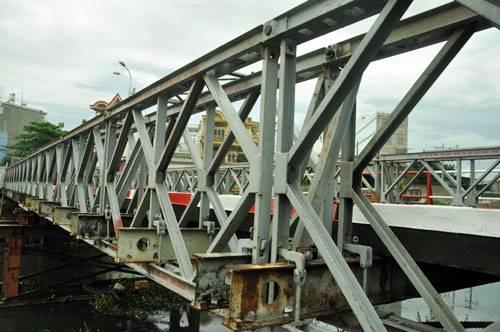 Cận cảnh 2 cầu thép tiền tỷ xây trong 16 ngày ở Sài Gòn - 4