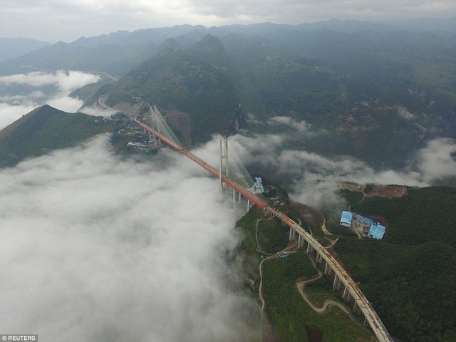 TQ lắp xong cầu cao nhất thế giới cách mặt đất 560m - 1