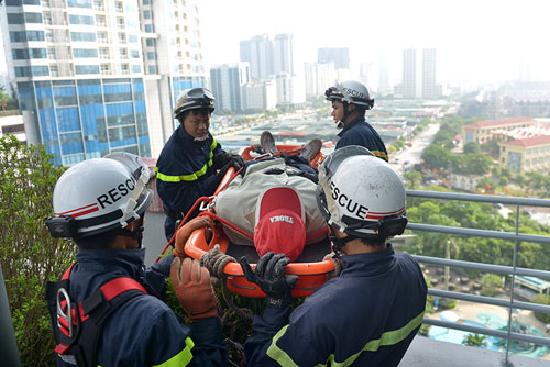 Cảnh sát PCCC đu dây cứu người ở tòa nhà cao nhất VN - 8