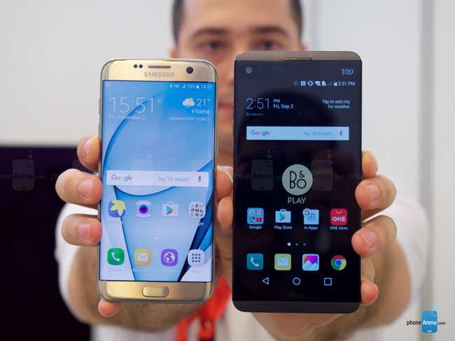 LG V20 sở hữu cụm camera kép mặt sau tương tự LG G5, đó là cụm cảm biến 16 megapixel, chụp ảnh tỉ lệ 16:9, hỗ trợ công nghệ chống rung quang học (OIS), lấy nét laser kết hợp cùng một cảm biến 8 MP giúp tăng độ rộng, độ nhạy sáng cho máy.