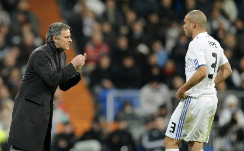 MU: Hàng thủ kém cỏi ở derby, Mourinho tính mua Pepe - 1