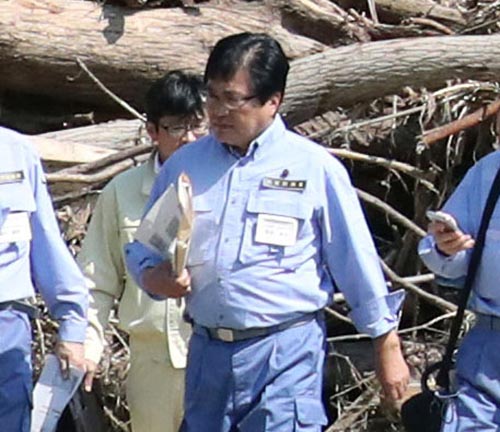 Để cấp dưới cõng qua vũng nước, Thứ trưởng Nhật hối hận - 2