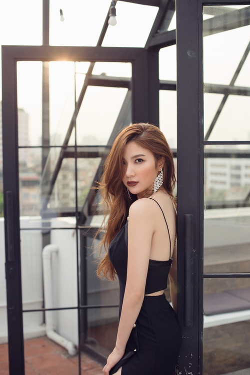 Hạnh Sino "đốt mắt" khi hở trên, xẻ dưới - 4