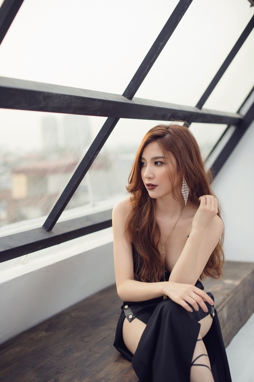 Hạnh Sino "đốt mắt" khi hở trên, xẻ dưới - 7