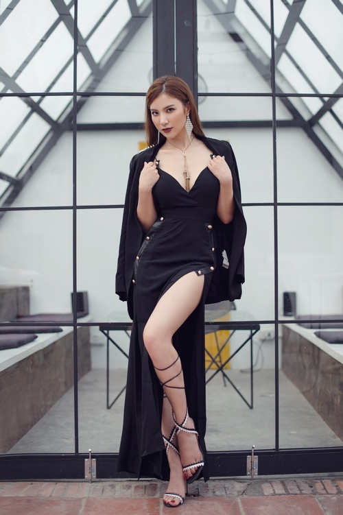 Hạnh Sino "đốt mắt" khi hở trên, xẻ dưới - 8